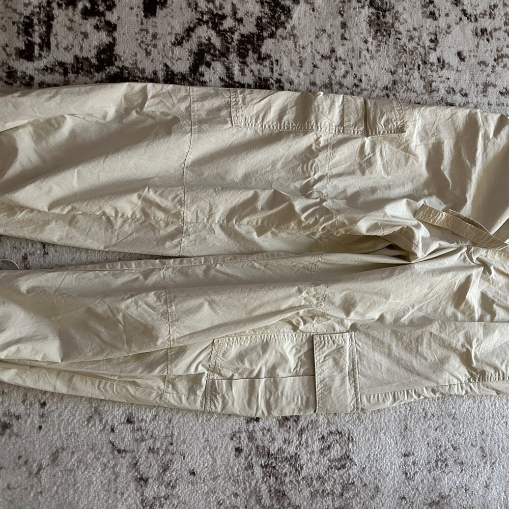 GAP Women's Cream Cargo Joggers
